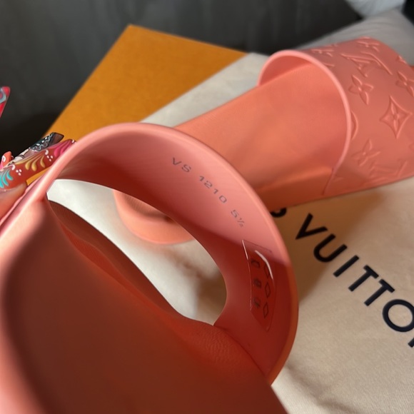 •Louis Vuitton Unisex Slides - Picture 7 of 8